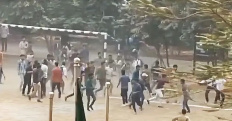 দু’পক্ষের সংঘর্ষের মুহূর্ত